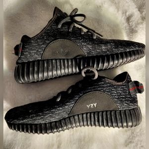 Yeezy Boost 350 Onyx, Size 6, Gently used, excellent condition! $60